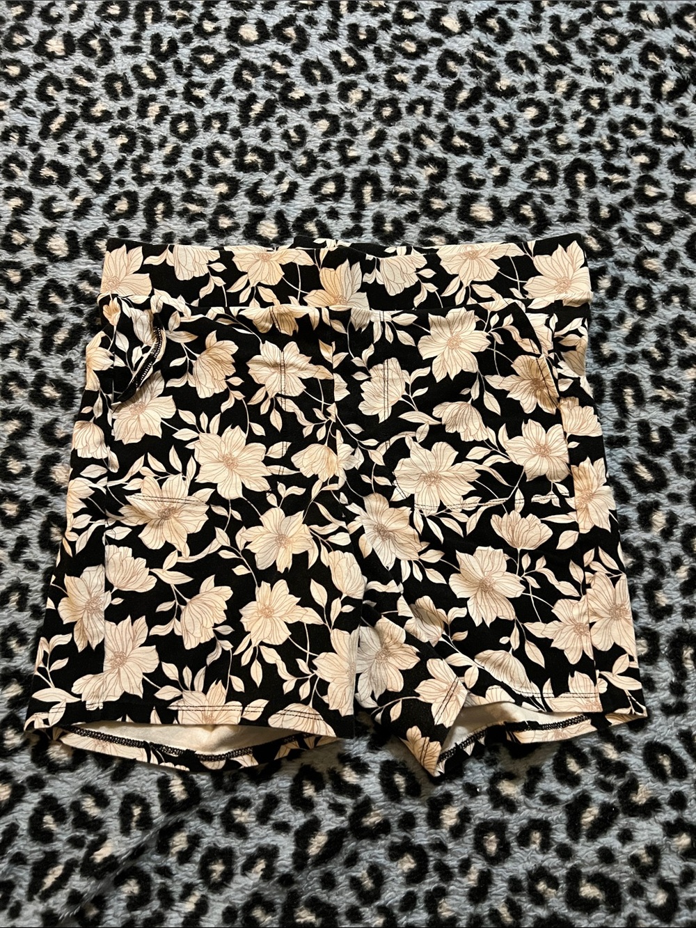 TORRID 2 BLACK FLORAL 5in BIKER SHORT